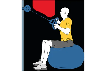Remo con polea alta sentado en pelota de pilates