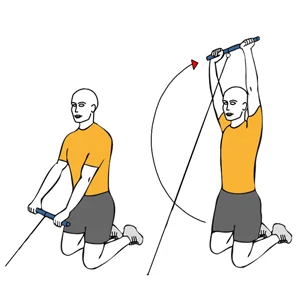 Elevación frontal de hombros con cable-polea de rodillas