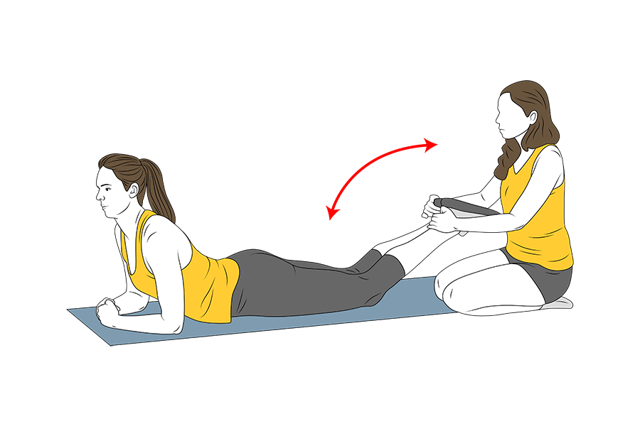 Curl femoral boca abajo con resistencia de compañero