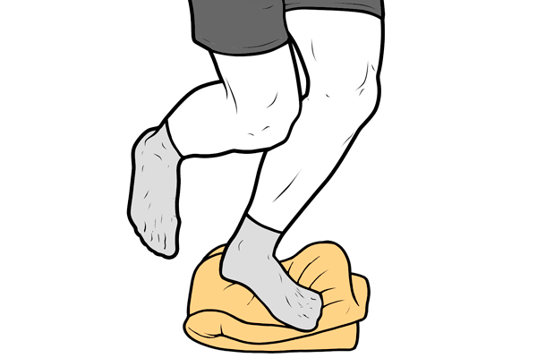 Equilibrio a una pierna sobre toalla