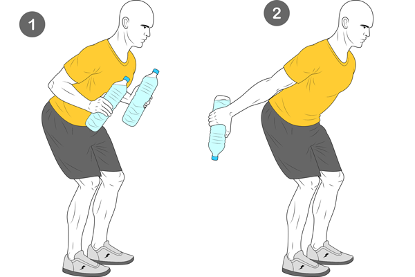 Extensión de triceps con botellas de agua