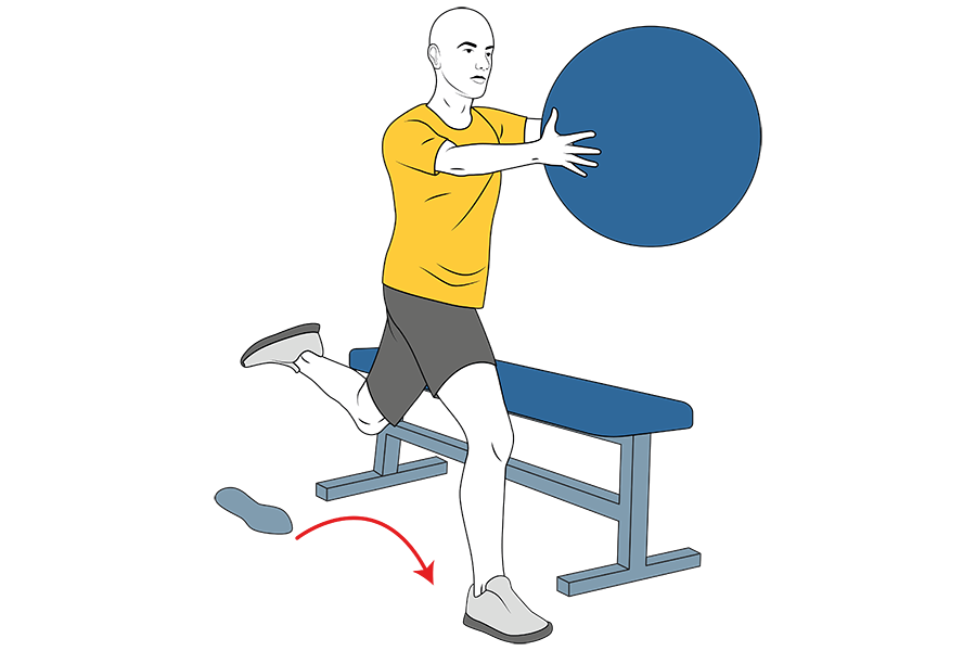 Zancada adelante con pelota de pilates y pierna sobre banco
